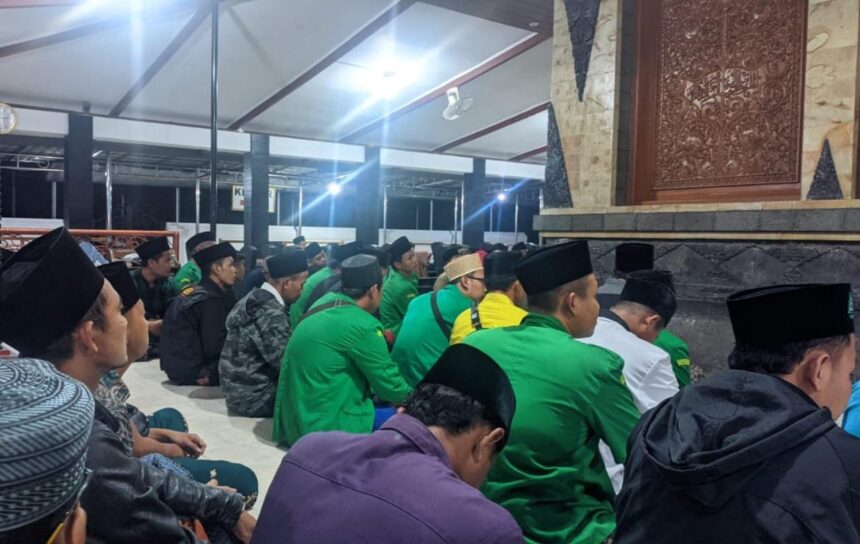 Anggota dan jajaran pengurus Pimpinan Ranting (PR) GP Ansor Tebuwung menggelar ziarah wali dan silaturrahmi tokoh NU pada 17 - 18 April 2024. Foto: dok PR GP Ansor Tebuwung/NUGres