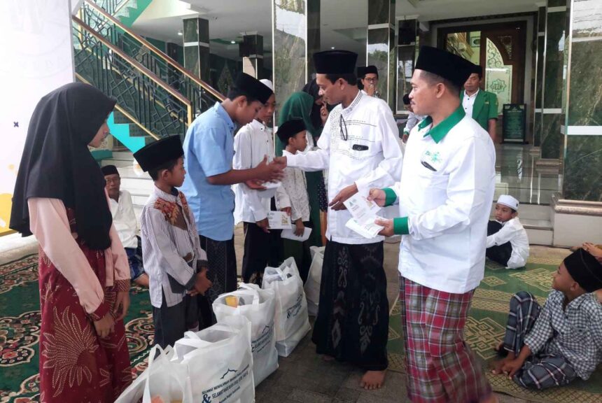 Pimpinan Ranting (PR) GP Ansor Wadeng Sidayu Gresik menyalurkan santunan kepada anak yatim dan dhuafa dengan nilai ratusan juta rupiah, Kamis (4/4/2024). Foto: dok PR GP Ansor Wadeng/NUGres