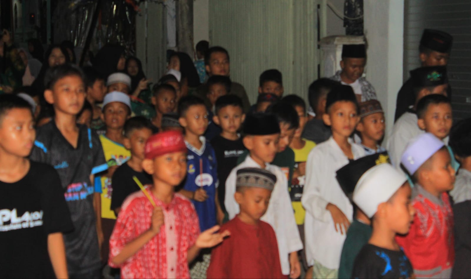 Para generasi penerus di Desa Gumeno nampak antusia mengikuti semarak Takbir Keliling menyambut Hari Raya Idulfitri 1445 H/2024 serentak. Foto: dok PR IPNU IPPNU Gumeno/NUGres