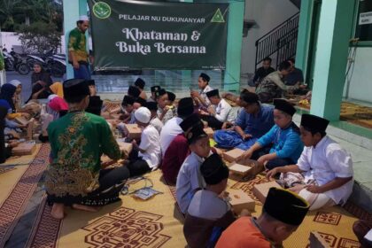 IPNU IPPNU Dukunanyar Gresik Momen Akhir Ramadhan Gelar Khatmil Qur'an, Bagi Takjil Dan Buka Bersama, Sabtu (6/4/2024). Foto: dok PR IPNU IPPNU Dukunanyar/NUGres