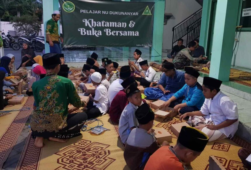 IPNU IPPNU Dukunanyar Gresik Momen Akhir Ramadhan Gelar Khatmil Qur'an, Bagi Takjil Dan Buka Bersama, Sabtu (6/4/2024). Foto: dok PR IPNU IPPNU Dukunanyar/NUGres
