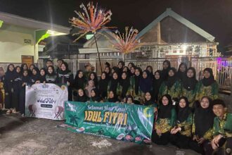 Pemuda, remaja, hingga anak-anak baik itu dari pegiat IPNU IPPNU, Ikatan Pemuda Kwasen, dan Angkatan Muda Muhamadiyah Desa Gumeno hingga warga masyarakat setempat guyub rukun menyambut Hari Raya Idulfitri 1445 H/2024 dengan bertakbir keliling. Foto: dok PR IPNU IPPNU Gumeno/NUGres