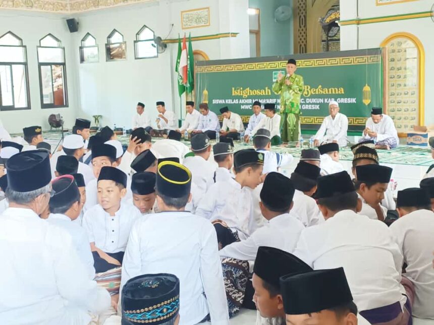 Peserta didik madrasah ibtidaiyah kelas akhir dari sejumlah lembaga pendidikan se-Kecamatan Dukun mengikuti kegiatan istighosah dan doa bersama yang digelar LP Ma'arif MWCNU Dukun. Foto: Syafik Hoo/NUGres