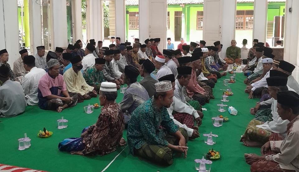 Ratusan warga Nahdliyyin di Ranting NU Tebuwung secara khidmat mengikuti rangkaian kegiatan Haul Muassis NU oleh PRNU Tebuwung sekaligus memperingati Nuzulul Qur'an. Foto: Syafik Hoo/NUGres