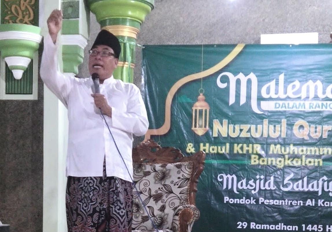 Dr KH Muchammad Toha menyampaikan ceramah keagamaan di tengah majelis penuh berkah yang digelar PRNU Tebuwung di malam ke-29 Ramadhan 1445/2024. Foto: Syafik Hoo
