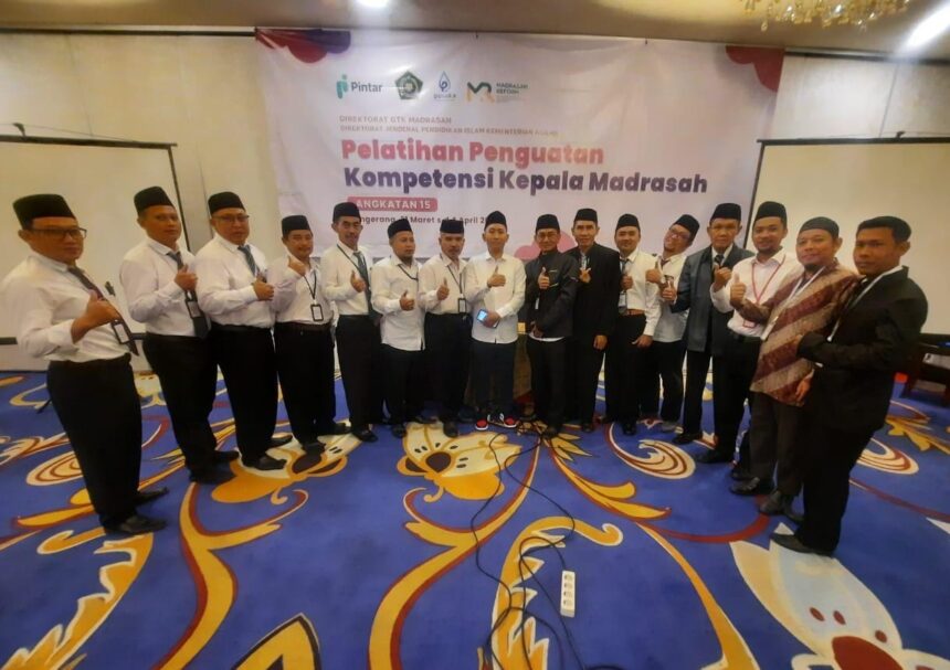 Kepala Madrasah Ibtidaiyah Nahdlatul Ulama (MINU) Trate Putri Gresik, Purwanto, didapuk oleh Kementerian Agama RI sebagai Trainer Nasional. Foto: ist/NUGres