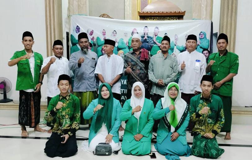 Berkah Ramadhan 1445 H, Badan otonom Nahdlatul Ulama (Banom NU) Ranting NU Kedung Sekar Benjeng Gresik, menggelar kegiatan berbagi bersama anak yatim dan buka bersama, Selasa (2/4/2024). Foto: dok PRNU Kedung Sekar/NUGres