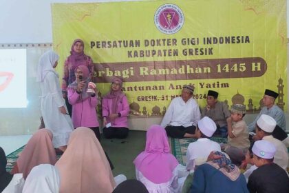 Kolaborasi Persatuan Dokter Gigi Indonesia (PDGI) Kabupaten Gresik bersama Pengurus Nahdlatul Ulama (PRNU) Sukodono menggelar edukasi kesehatan gigi dan mulut hingga santunan anak yatim, Ahad (31/3/2024). Foto: dok PRNU Sukodono/NUGres