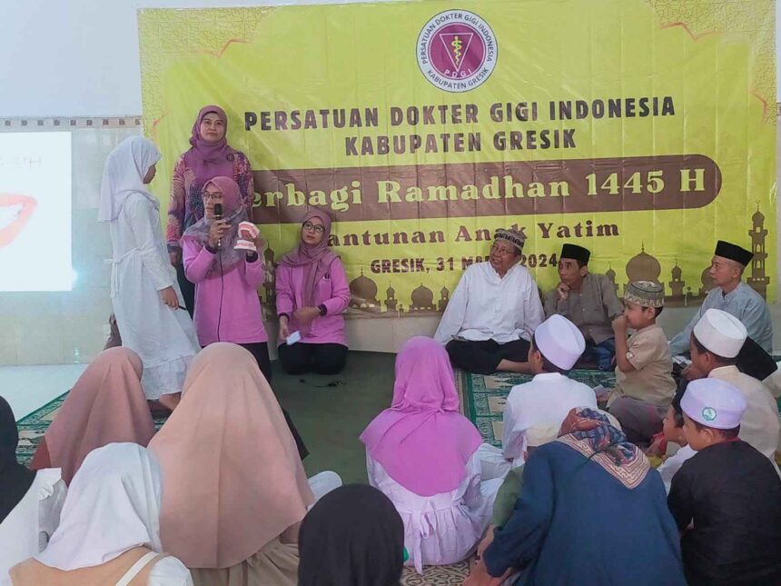 Kolaborasi Persatuan Dokter Gigi Indonesia (PDGI) Kabupaten Gresik bersama Pengurus Nahdlatul Ulama (PRNU) Sukodono menggelar edukasi kesehatan gigi dan mulut hingga santunan anak yatim, Ahad (31/3/2024). Foto: dok PRNU Sukodono/NUGres