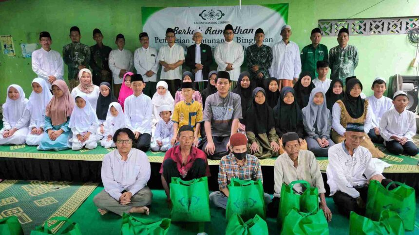 Lazisnu Ranting Gending Kecamatan Kebomas, Kabupaten Gresik, menyalurkan hasil Sedekah Sedino Sewu (S3), untuk Santunan Anak Yatim Piatu dan Duafa, Ahad (31/3/2024). Foto: dok Lazisnu Gending/NUGres