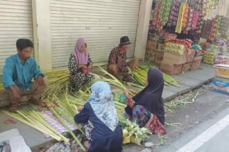 Pedagang menjual janur dan daun lontar di Pasar Sidayu Gresik. Foto: Akhmad Yaslim/NUGres