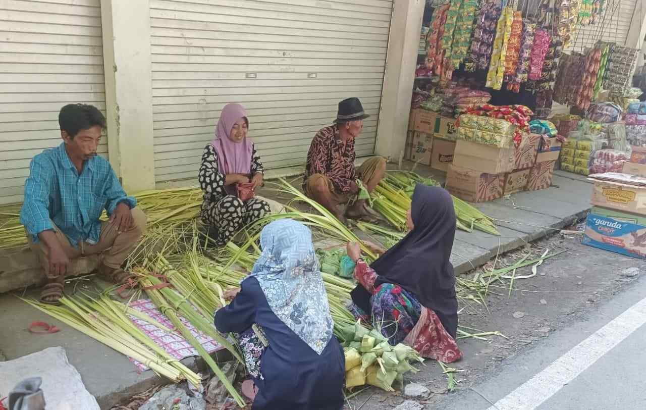 Pedagang menjual janur dan daun lontar di Pasar Sidayu Gresik. Foto: Akhmad Yaslim/NUGres