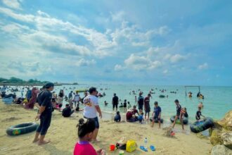 Suasana Pantai Pasir Putih Dalegan Gresik, Kamis (11/4/2024). Foto: ira/NUGres