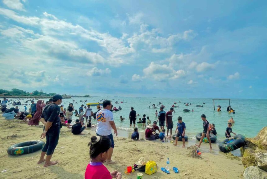 Suasana Pantai Pasir Putih Dalegan Gresik, Kamis (11/4/2024). Foto: ira/NUGres
