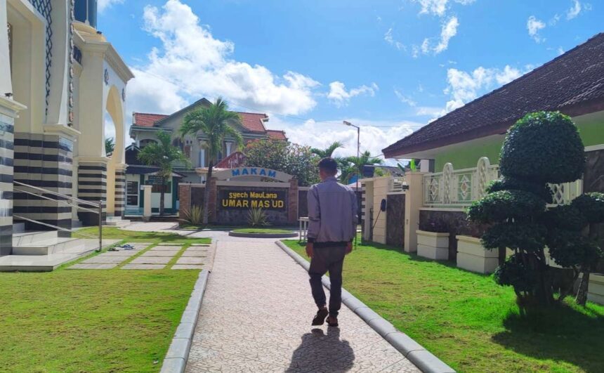 Makam Maulana Umar Mas'ud terletak di belakang Masjid Jamik Sangkapura, Pulau Bawean Gresik. Dalam buku Sketsa Bawean dikutip tulisan R. Abdurrahman Badrudin tentang "Sekilas Lintas Pulau Bawean", 1985, YAPI Umma, bahwa Maulana Umar Mas'ud juga dikenal dengan Pangeran Perigi. Ia merupakan cucu dari Sunan Derajat (Sayyid Zainal Alim) yang datang ke Pulau Bawean pada abad XVI. Cerita yang berkembang di masyarakat Bawean Maulana Umar Mas'ud konon mendarat di pelabuhan tua Kumalasa dengan menaiki seekor ikan. Ia menyebarkan agama Islam di kalangan penduduk Pulau Majedi (nama Bawean) yang saat itu masih menganut paham animisme. Foto: Miftahul Faiz/NUGres