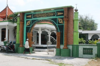 Masjid Syekh Maulana Malik Ibrahim terletak di dusun Pesucinan desa Leran kecamatan Manyar kabupaten Gresik. Masjid ini diduga kuat sebagai masjid tertua di pulau Jawa, sebab merupakan jejak pertama dakwah Sunan Gresik nama lain dari Syekh Maulana Malik Ibrahim. Masjid ini diduga telah berdiri sejak tahun 1389 Masehi. Di dalam Masjid Pesucinan ini terdapat kolam yang diyakini menyimpan berkah agung sang Auliya'. Selain mendirikan masjid ini, konon Kanjeng Sunan Maulana Malik Ibrahim juga mendirikan sebuah langgar/surau sebagai media dakwah di pusat perkotaan Gresik yang bernama Langgar Sawo. Foto: dok Chidir/NUGres