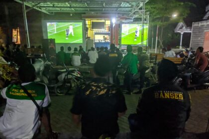 Sambil peringati Harlah GP Ansor ke 90, PAC GP Ansor Balongpanggang Gresik bikin nonton bareng AFC U-23 Indonesia kontra Uzbekistan. Foto: dok PAC GP Ansor Balongpanggang/NUGres