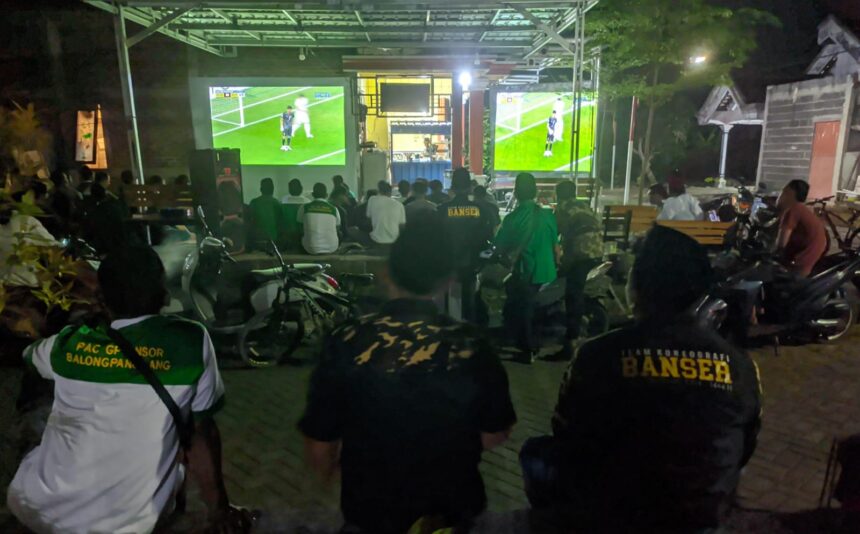 Sambil peringati Harlah GP Ansor ke 90, PAC GP Ansor Balongpanggang Gresik bikin nonton bareng AFC U-23 Indonesia kontra Uzbekistan. Foto: dok PAC GP Ansor Balongpanggang/NUGres