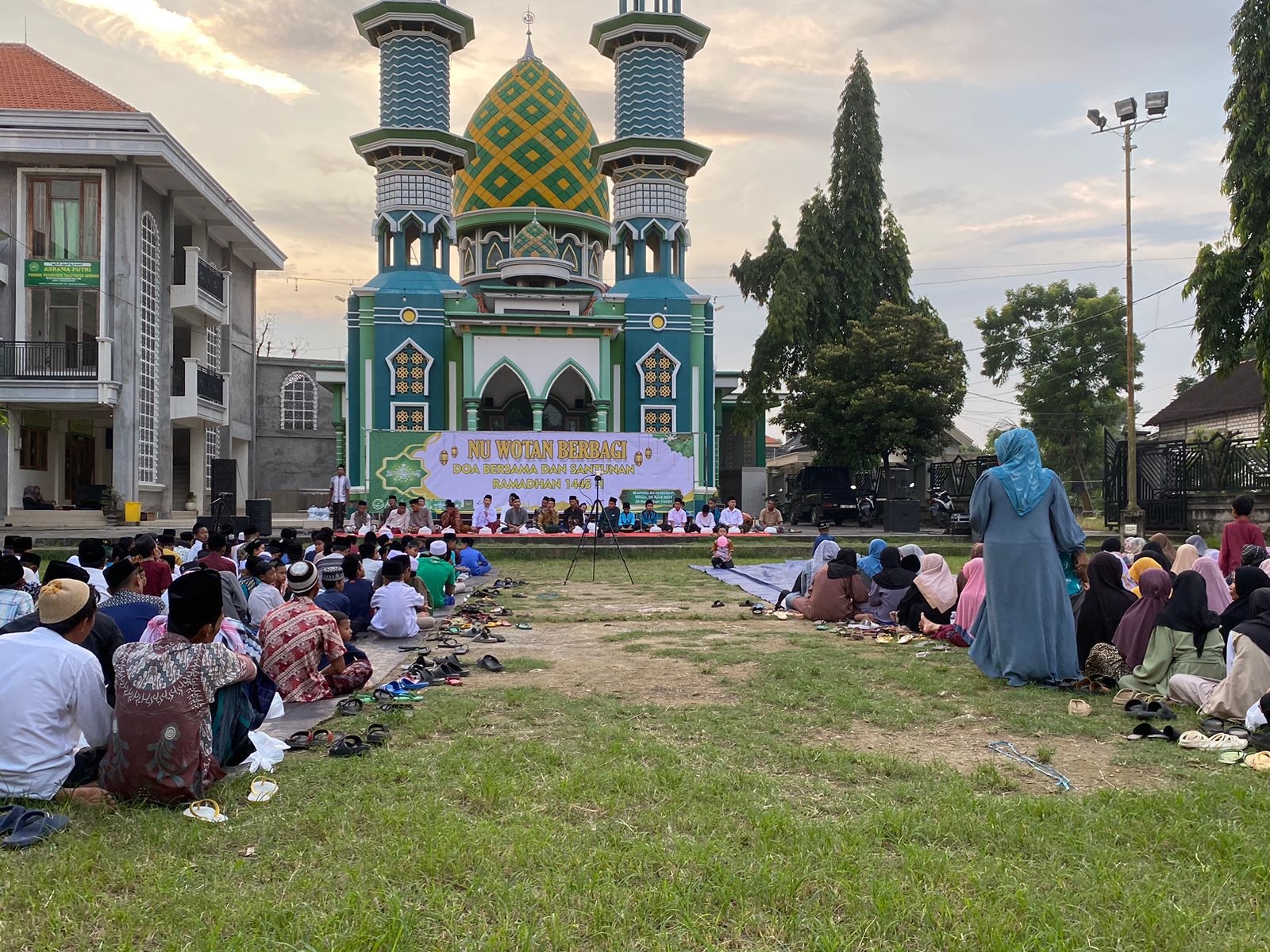 Tanah lapang di depan Musala Assyahidah Wota Panceng Gresik