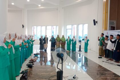 Pengurus dan anggota Pimpinan Anak Cabang (PAC) Fatayat NU Balongpanggang merayakan Harlah ke-74 Fatayat NU di Masjid KH Robbach Ma'sum Islamic Center Balongpanggang, Gresik pada Sabtu (6/4/2024). Foto: dok PAC Fatayat NU Gresik/NUGres