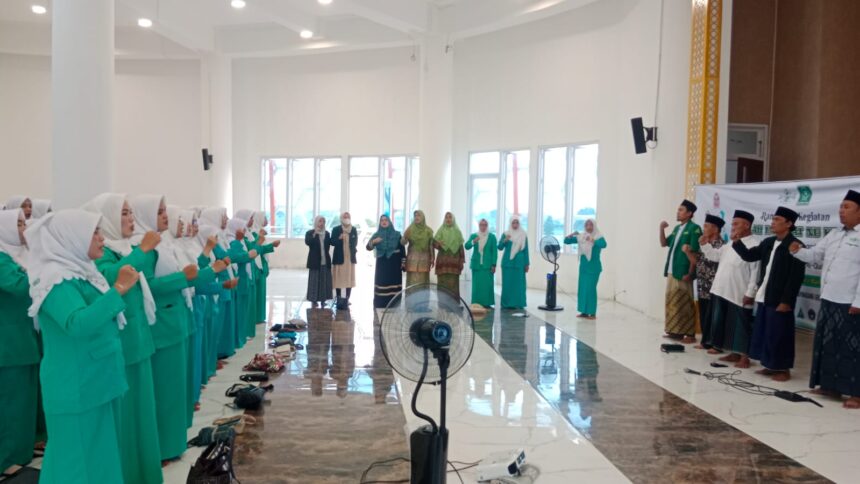 Pengurus dan anggota Pimpinan Anak Cabang (PAC) Fatayat NU Balongpanggang merayakan Harlah ke-74 Fatayat NU di Masjid KH Robbach Ma'sum Islamic Center Balongpanggang, Gresik pada Sabtu (6/4/2024). Foto: dok PAC Fatayat NU Gresik/NUGres