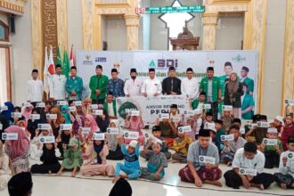 Pimpinan Anak Cabang (PAC) GP Ansor Benjeng saat menggelar santunan anak yatim, Ahad (7/4/2024). Foto: dok PAC GP Ansor Benjeng/NUGres