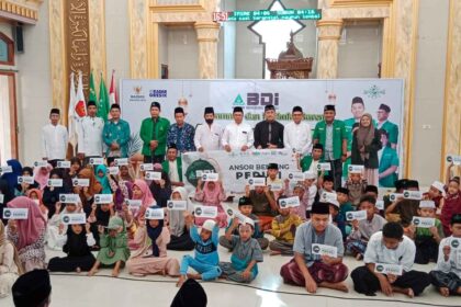 Pimpinan Anak Cabang (PAC) GP Ansor Benjeng saat menggelar santunan anak yatim, Ahad (7/4/2024). Foto: dok PAC GP Ansor Benjeng/NUGres