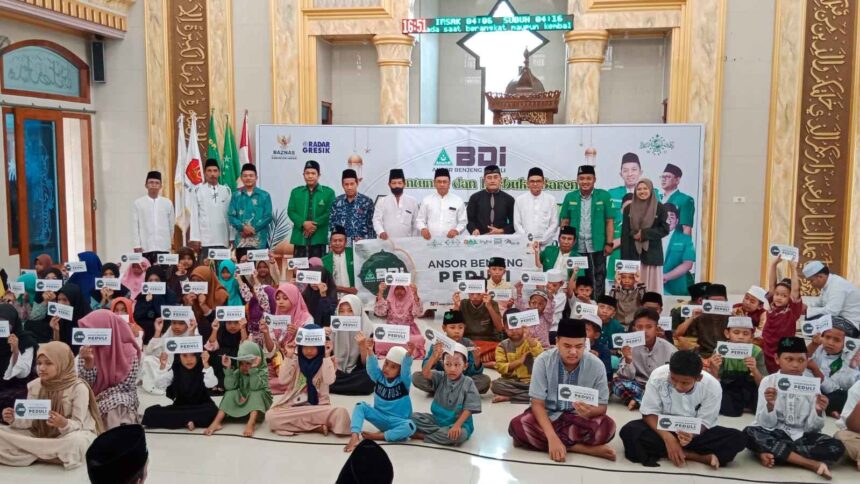 Pimpinan Anak Cabang (PAC) GP Ansor Benjeng saat menggelar santunan anak yatim, Ahad (7/4/2024). Foto: dok PAC GP Ansor Benjeng/NUGres