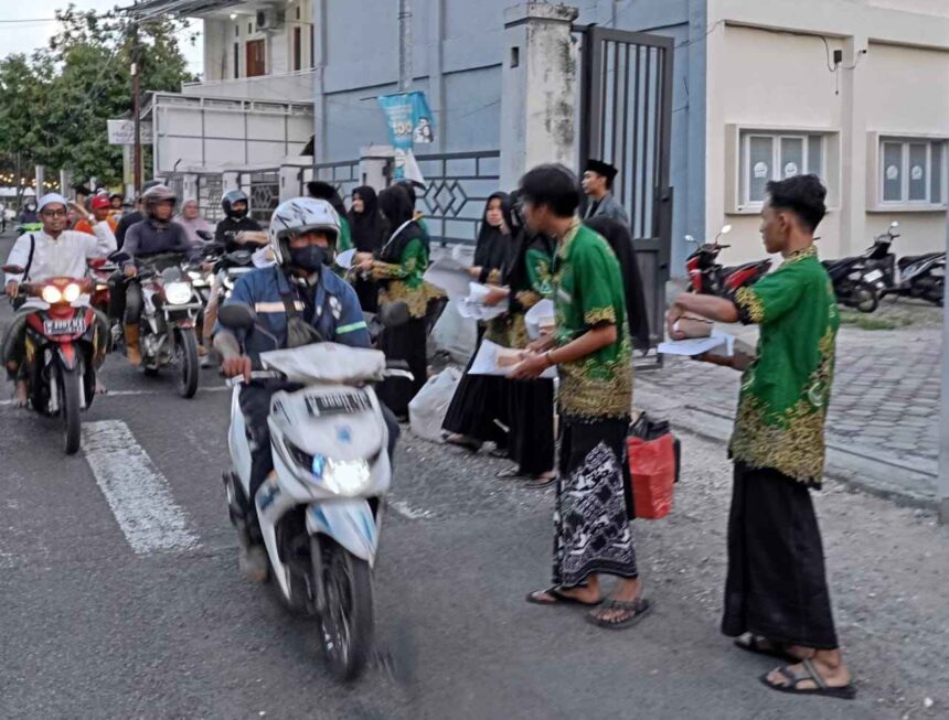 Kader Pimpinan Anak Cabang (PAC) IPNU IPPNU Dukun dari berbagai ranting terlibat aktif dalam bagi-bagi takjil yang dibagi dalam tiga titik. Foto: dok PAC IPNU IPPNU Dukun/NUGres