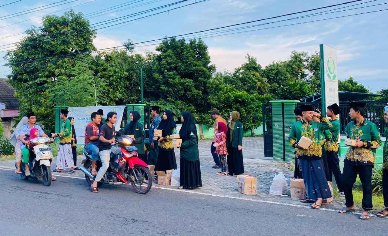 Pembagian takjil sebanyak 600 paket masing-masing di tiga titik 200 paket agar tersalurkan secara merata. Foto: dok PAC IPNU IPPNU Dukun/NUGres