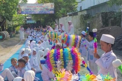 Kemeriahan Parade Tabuh Bedug diikuti ratusan peserta didik KB-TK Muslimat NU 292 Istiqlaliyah Manyar Gresik. Kegiatan yang sekaligus menjadi pemungkas acara Pesantren Ramadhan 1445 Hijriah lembaga pendidikan tersebut. Foto: dok KB-TK Muslimat NU 292 Istiqlaliyah/NUGres