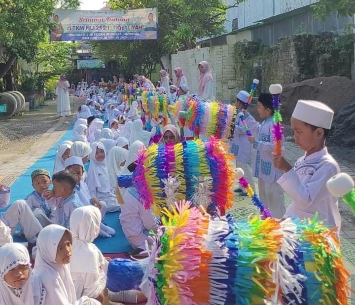 Kemeriahan Parade Tabuh Bedug diikuti ratusan peserta didik KB-TK Muslimat NU 292 Istiqlaliyah Manyar Gresik. Kegiatan yang sekaligus menjadi pemungkas acara Pesantren Ramadhan 1445 Hijriah lembaga pendidikan tersebut. Foto: dok KB-TK Muslimat NU 292 Istiqlaliyah/NUGres