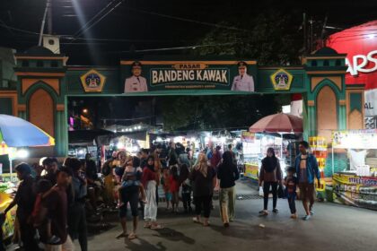 Suasana puncak gelaran Pasar Bandeng Gresik pada malam ke-29 Ramadhan 1445 H/2024. Foto: Febrian Kisworo/NUGres