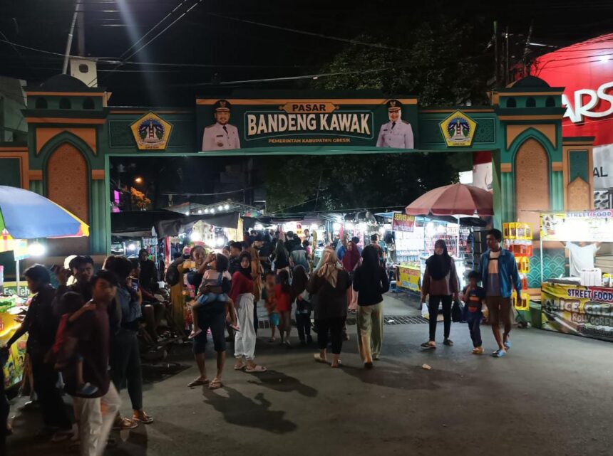 Suasana puncak gelaran Pasar Bandeng Gresik pada malam ke-29 Ramadhan 1445 H/2024. Foto: Febrian Kisworo/NUGres