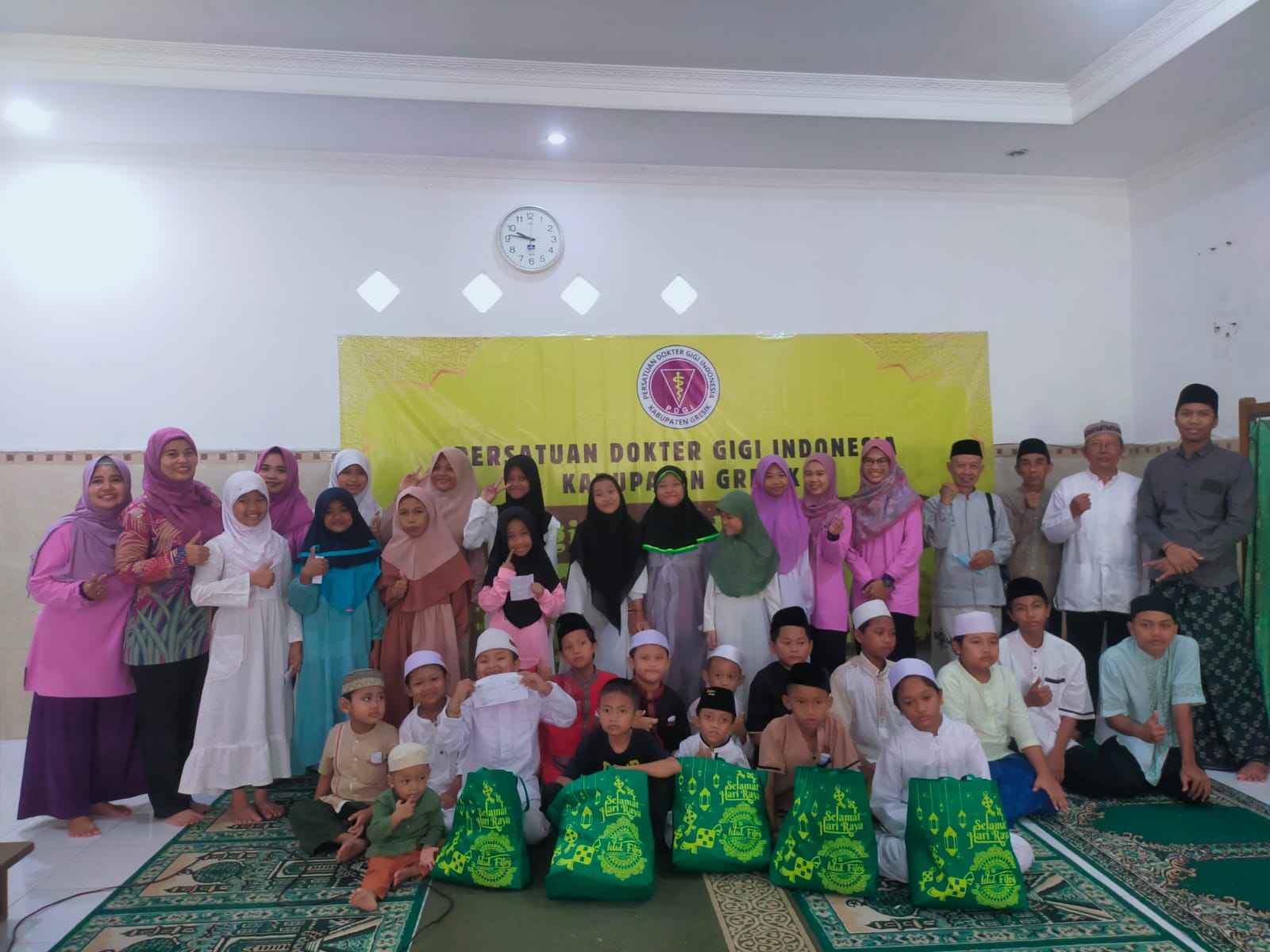 Santunan PDGI Kabupaten Gresik diberikan kepada puluhan anak yatim dari wilayah Sukodono, Kroman dan Kemuteran, Kecamatan Gresik, Kabupaten Gresik. Foto: dok PRNU Sukodono/NUGres