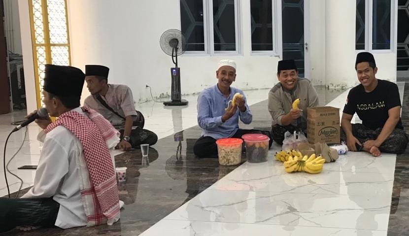 Takbiran Perdana menyambut Hari Raya Idulfitri 1445 H/2024 dilaksanakan oleh Organ Pengelola Masjid KH Robbac Ma'sum. Foto: Samsul Arif/NUGres