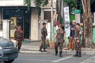 Sejumlah kader Banser Satkoryon kecamatan Gresik mengajak pengendara berdonasi untuk korban gempa di Bawean. Foto: dok PAC GP Ansor Gresik/NUGres