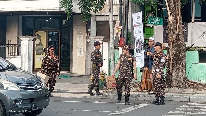 Sejumlah kader Banser Satkoryon kecamatan Gresik mengajak pengendara berdonasi untuk korban gempa di Bawean. Foto: dok PAC GP Ansor Gresik/NUGres