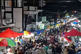 TRADISI MALAM SELAWE. Pengunjung nampak menyemut di sepanjang jalan menuju makam Kanjeng Sunan Giri, Kamis (4/4/2024). Foto: Lutfi Ansori/NUGres