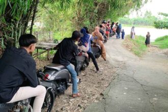 Anjangsana kerabat di momen Hari Raya Idulfitri 1445 H/2024, warga mengantre memanfaatkan jasa penyeberangan Bengawan Solo di Dukun Gresik. Foto: Syafik Hoo/NUGres