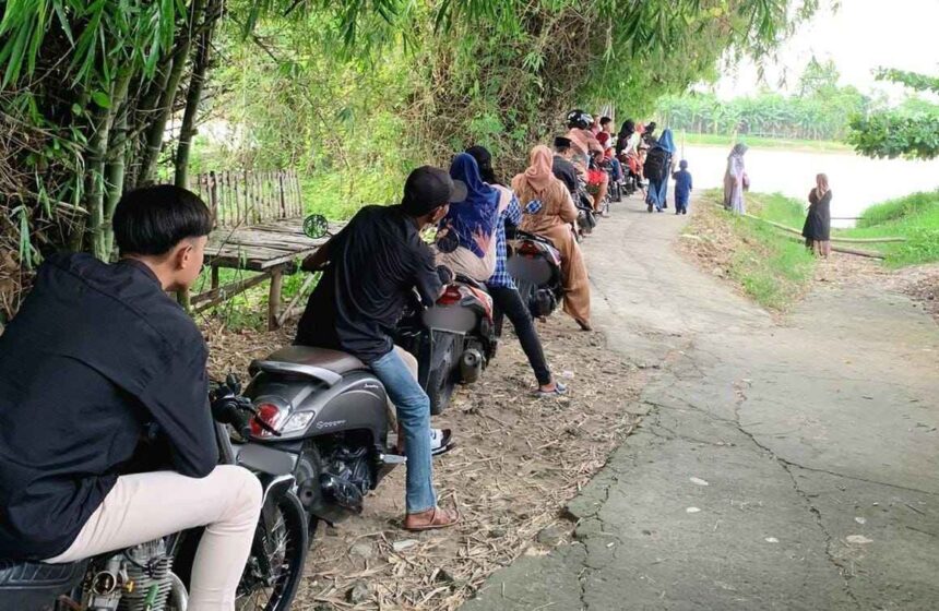 Anjangsana kerabat di momen Hari Raya Idulfitri 1445 H/2024, warga mengantre memanfaatkan jasa penyeberangan Bengawan Solo di Dukun Gresik. Foto: Syafik Hoo/NUGres