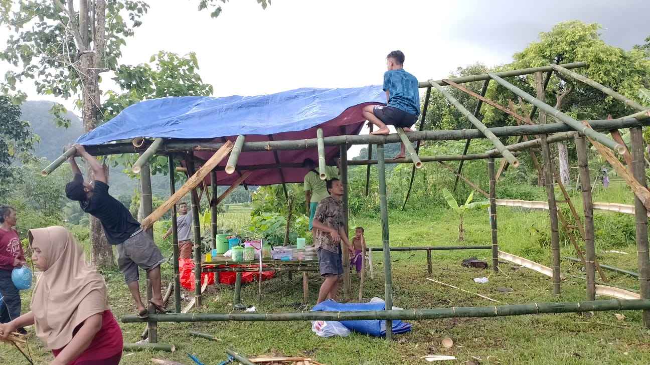 Komunitas Beku Bhei Bhei bersama penyintas gempa Bawean di Pudakit timur saat membangun Huntara berbentuk Dhurung dari Bambu. Foto: dok Komunitas Beku Bhei Bhei/NUGres