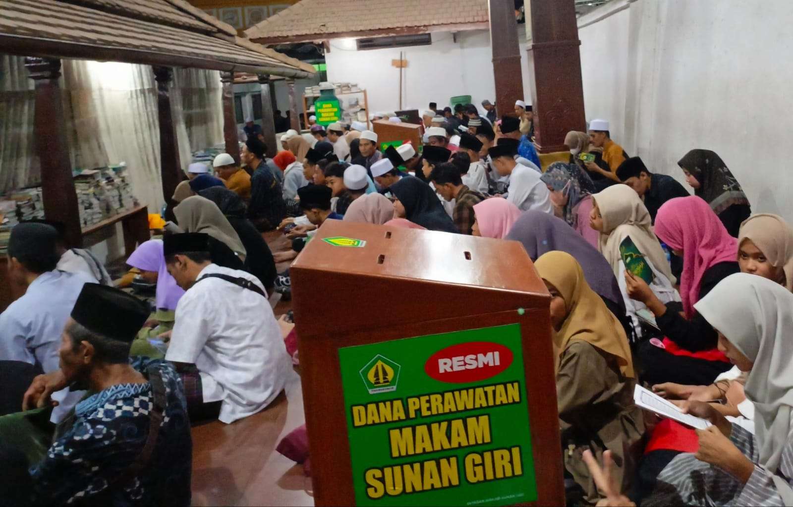 Saat Malam Selawe, PK IPNU IPPNU SMANTA Bungah Gresik bersama alumni dan guru melakukan khataman Qur'an 30 Juz dalam sekali duduk di Makam Sunan Giri. Foto: dok PK IPNU IPPNU SMANTA/NUGres