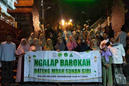 INSPIRATIF. Gen Z Gresik dari Pimpinan Komisariat (PK) IPNU IPPNU SMA Nusantara menggelar turut Ngalap Barokah Dateng Sunan Giri di Malam Selawe Ramadhan 1445 H/2024. Foto: dok PK IPNU IPPNU SMANTA/NUGres