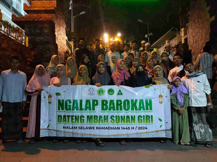 INSPIRATIF. Gen Z Gresik dari Pimpinan Komisariat (PK) IPNU IPPNU SMA Nusantara menggelar turut Ngalap Barokah Dateng Sunan Giri di Malam Selawe Ramadhan 1445 H/2024. Foto: dok PK IPNU IPPNU SMANTA/NUGres