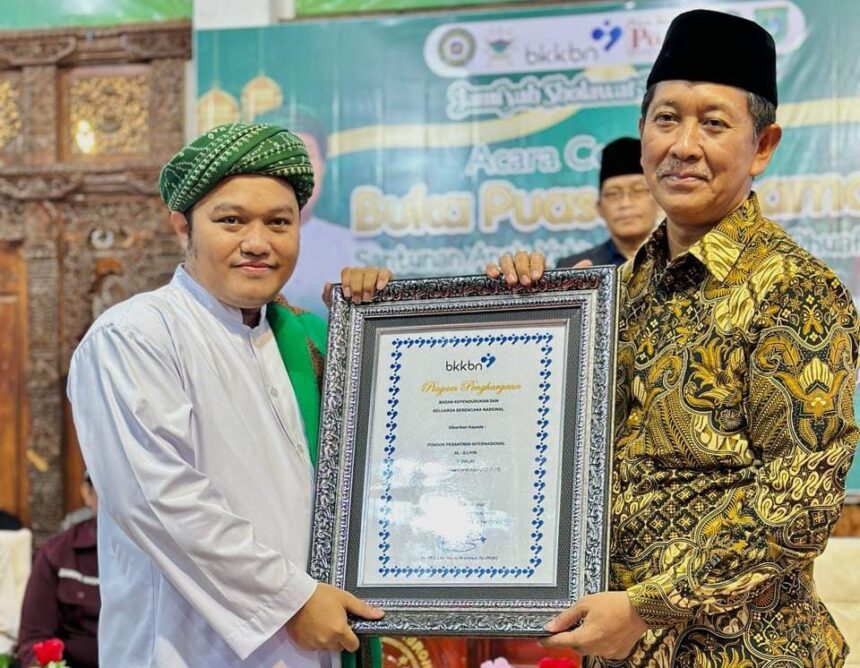 Pengasuh Pondok Pesantren Internasional Al Illiyin Sumberrame Wringinanom Gresik, Abuya Abuya Ahmad Yani Iliyyin, saat menerima penghargaan dari BKKBN RI yang diserahkan oleh Deputi ADPIN BKKBN RI Drs. Sukaryo Teguh Santoso M.Pd. pada Ahad 31 Maret 2024, kemarin. Fotoi: dok Ponpes Al Illiyin/NUGres