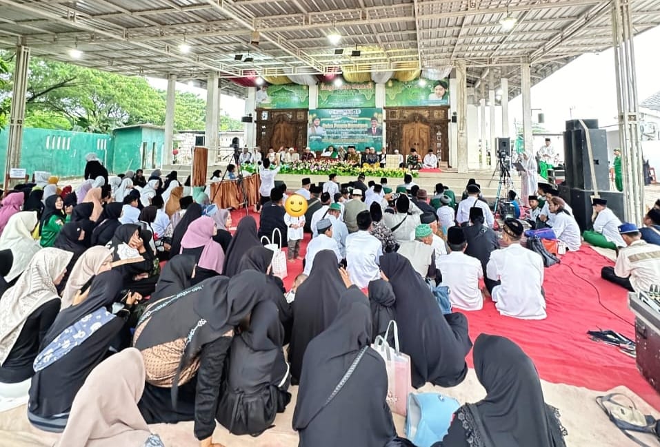 Rangkaian acara serah terima penghargaan dari BKKBN RI kepada Ponpes Al Illiyin Wringinanom Gresik dirangkai dengan kegiatan buka bersama serta santunan yatim, anak stunting dan duafa. Foto: dok Ponpes Illiyin/NUGres