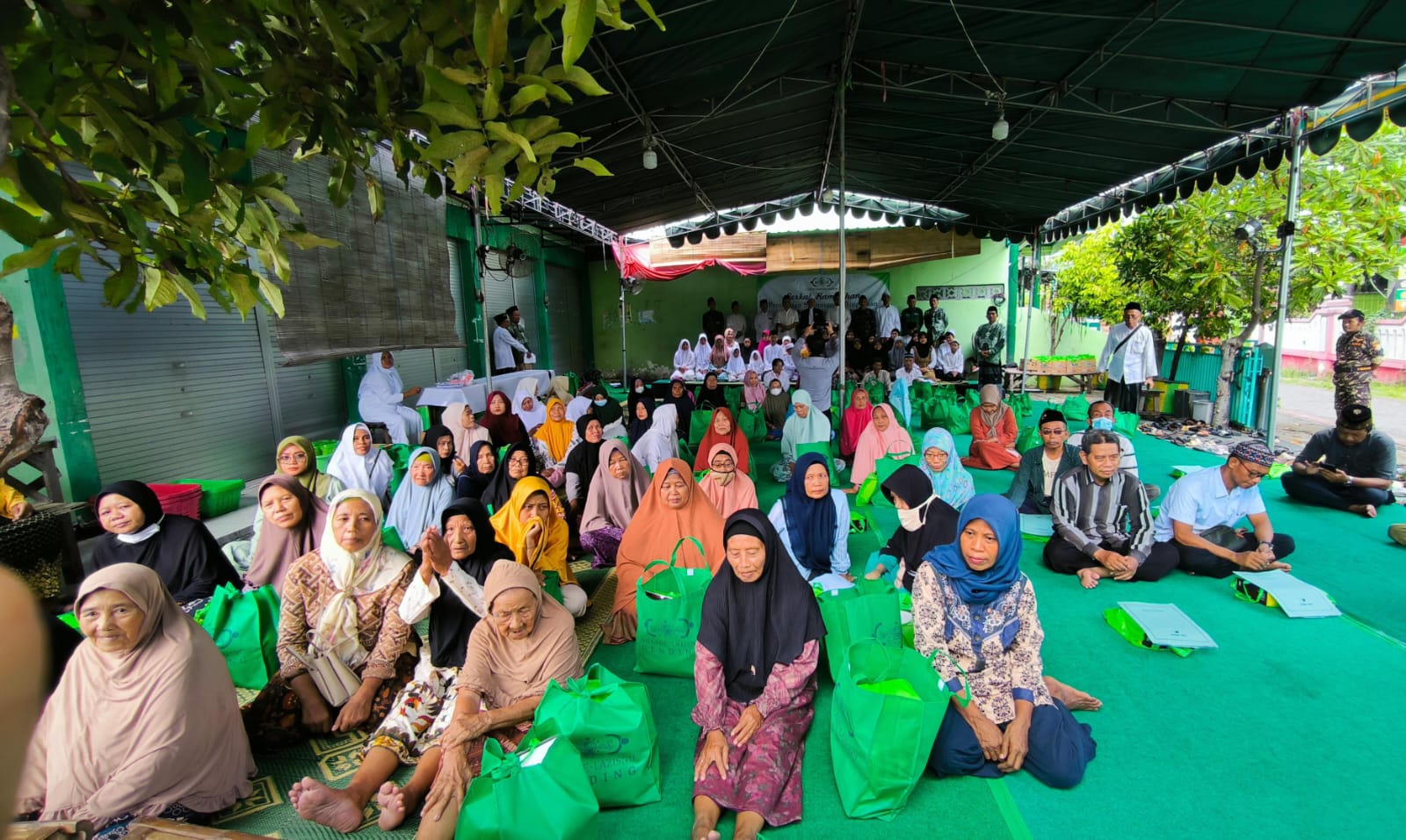 penyaluran santunan anak yatim dan duafa merupakan program Lazisnu Ranting Gending Kebomas.“Ini merupakan salah satu program Lazisnu Ranting NU Gending yang kami laksanakan dua kali dalam setahun, yaitu 10 Muharram dan bulan Ramadhan