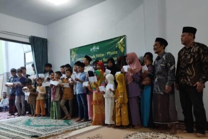 Pengurus Ranting Nahdlatul Ulama (PRNU) Sambogunung Dukun Gresik menggelar Santunan Yatim Perdana, Selasa (2/4/2024). Foto: dok PRNU Sambogunung/NUGres