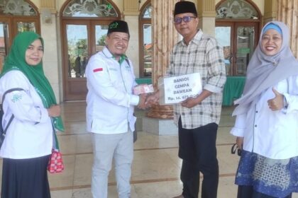 MWCNU Kebomas melalui LPBINU dan Lazisnu Kebomas menyerahkan donasi untuk warga terdampak gempa bumi di Pulau Bawean melalui Lazisnu Cabang Gresik, Sabtu (20/4/2024). Foto: dok MWCNU Kebomas/NUGres